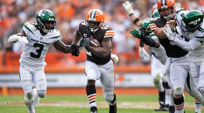 Browns running back Nick Chubb (24) runs the ball against the Jets.